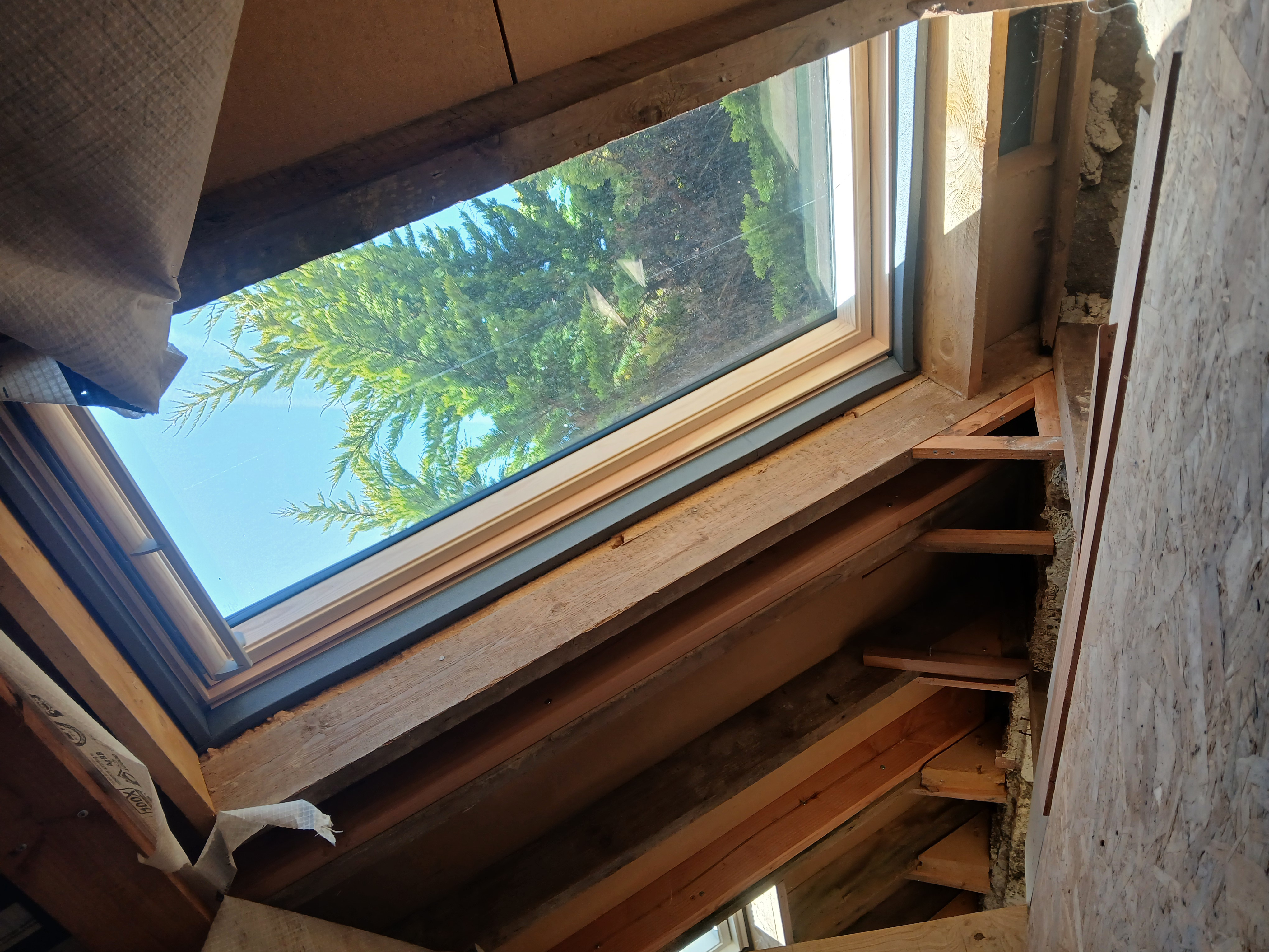 Pose de fenêtre de toit Velux